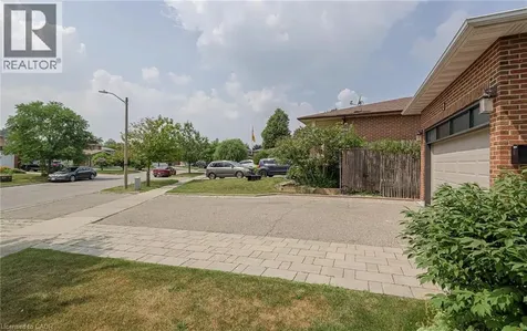 3 Pottery Crescent Brampton ON L6S 3S2