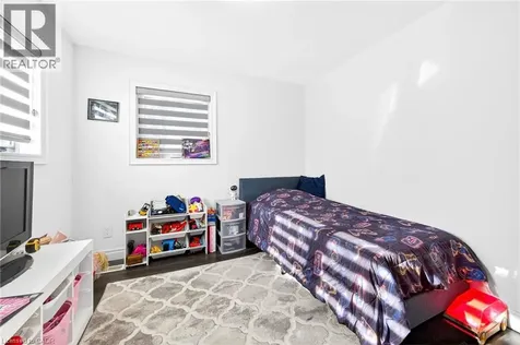 9 Bayside Avenue Hamilton ON L8H 7B3