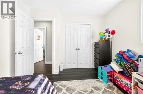 9 Bayside Avenue Hamilton ON L8H 7B3