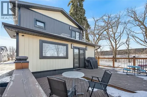 9 Bayside Avenue Hamilton ON L8H 7B3