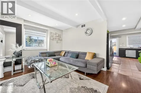 9 Bayside Avenue Hamilton ON L8H 7B3