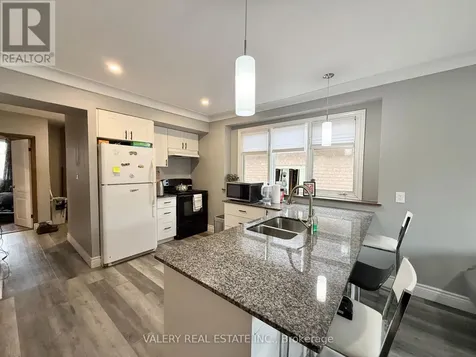 1102 Langlois Ave Avenue Windsor ON N9A 2H5