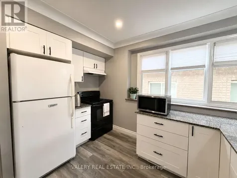 1102 Langlois Ave Avenue Windsor ON N9A 2H5