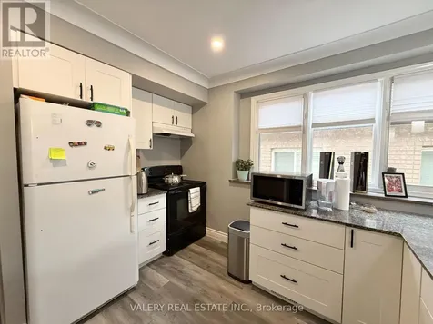 1102 Langlois Ave Avenue Windsor ON N9A 2H5