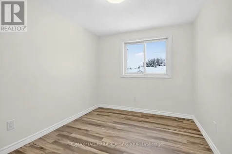 86 Esterlawn Private Ottawa ON K2A 4C1