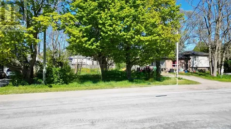 15 Tackabury Street Northern Bruce Peninsula ON N0H 1W0