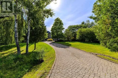 5884 Earlscourt Crescent Ottawa ON K4M 1K2