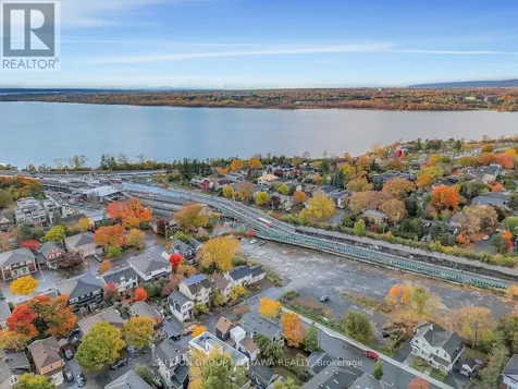 399 Winston Avenue Ottawa ON K2A 1Y8