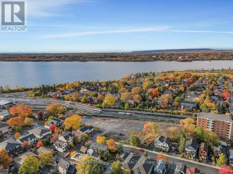 399 Winston Avenue Ottawa ON K2A 1Y8