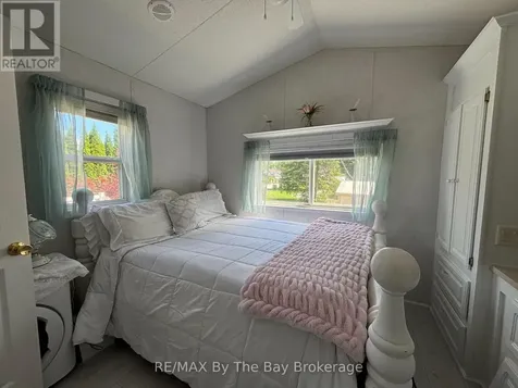 15 Huron Circle Wasaga Beach ON L9Z 1X7
