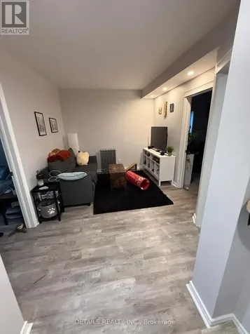 698 Cooper Street Ottawa ON K1R 6C6