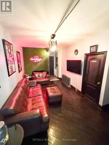 698 Cooper Street Ottawa ON K1R 6C6