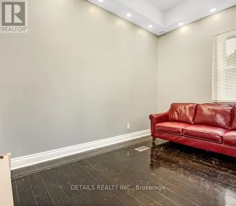 698 Cooper Street Ottawa ON K1R 6C6
