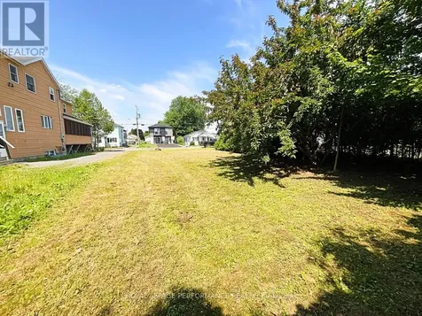 Na Kitchener Street Hawkesbury ON K6A 2P1