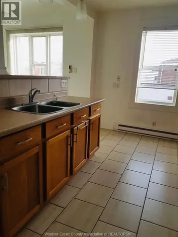 4685-4691 Wyandotte Street East Windsor ON N8Y 3B4