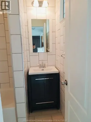 4685-4691 Wyandotte Street East Windsor ON N8Y 3B4