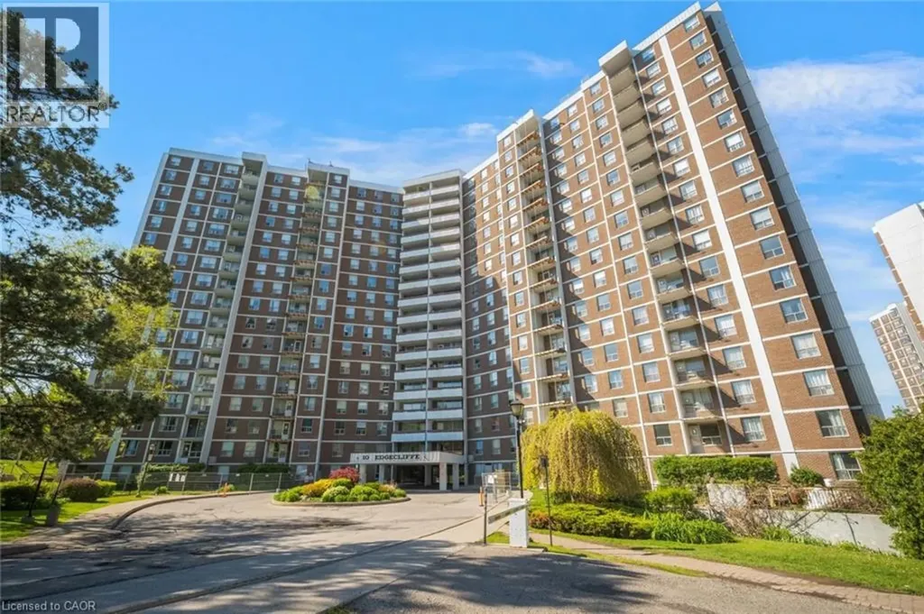 10 Edgecliff Golfway North York ON M3C 3A3