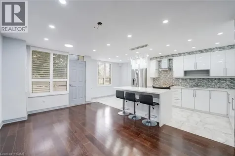 10 Edgecliff Golfway North York ON M3C 3A3