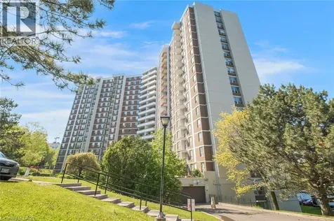 10 Edgecliff Golfway North York ON M3C 3A3