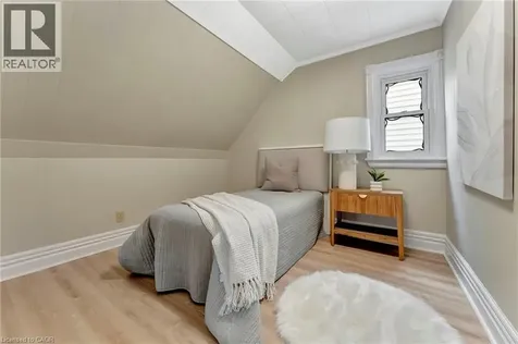 142 Sanford Avenue North Hamilton ON L8L 5Z5