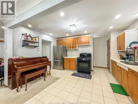 541 Lakeview Avenue Windsor ON N8P 1E1