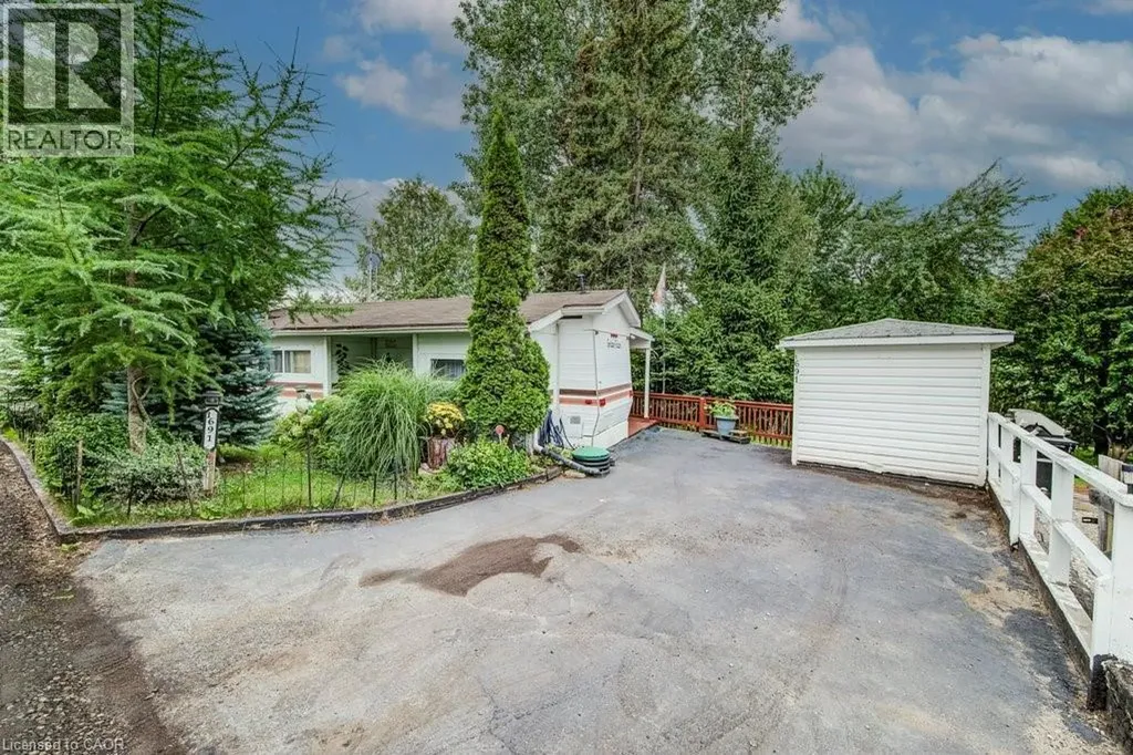 691 Oak Crescent Centre Wellington ON N1M 2W5