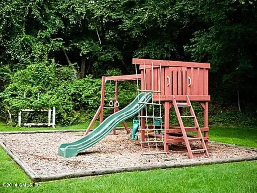 8 Whiffletree Way Riverside CT 06878