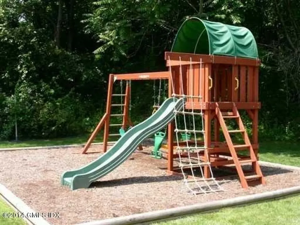 8 Whiffletree Way Riverside CT 06878