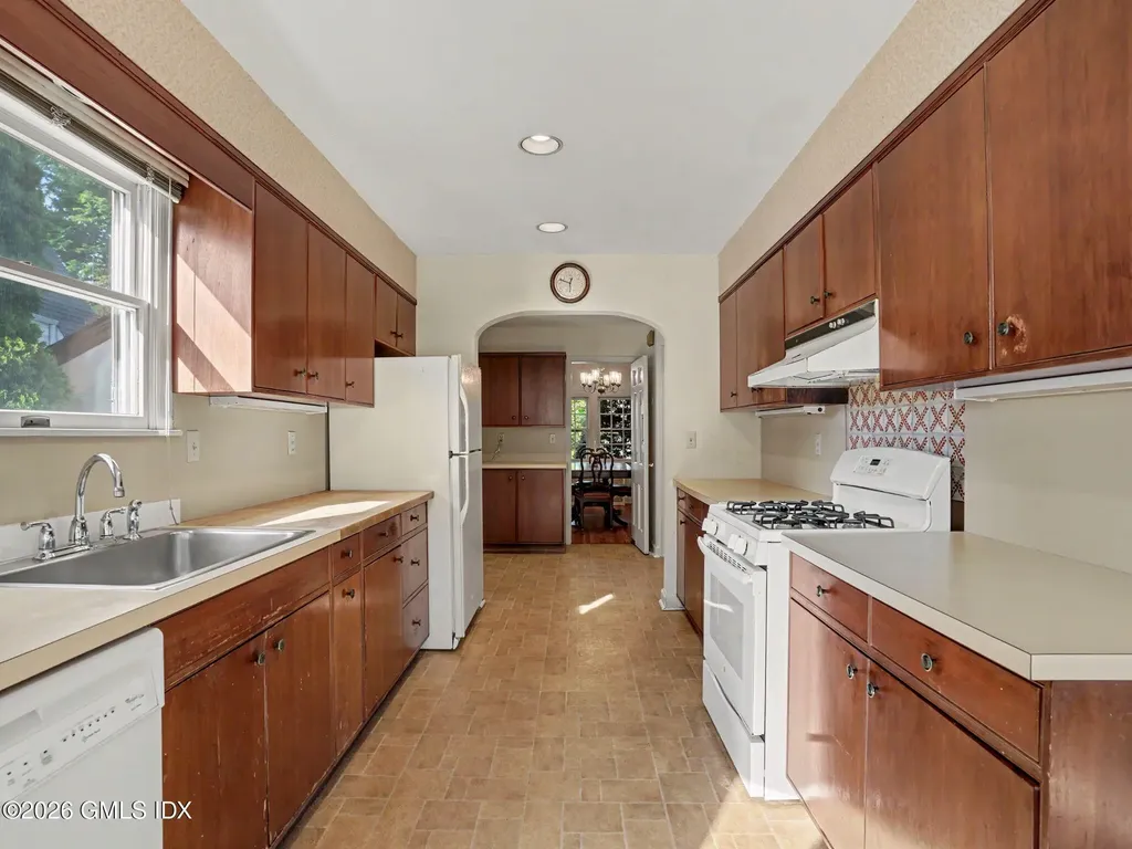 24 Oval Avenue Riverside CT 06878
