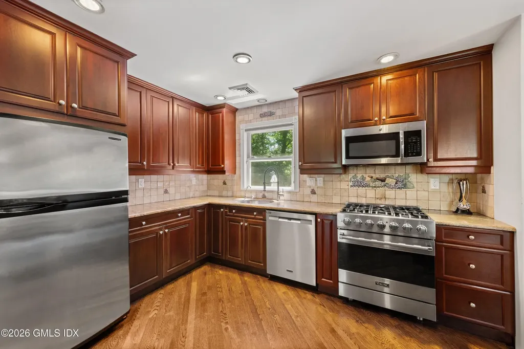 53 Hunt Terrace Greenwich CT 06831