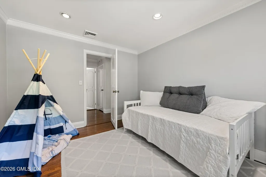 53 Hunt Terrace Greenwich CT 06831