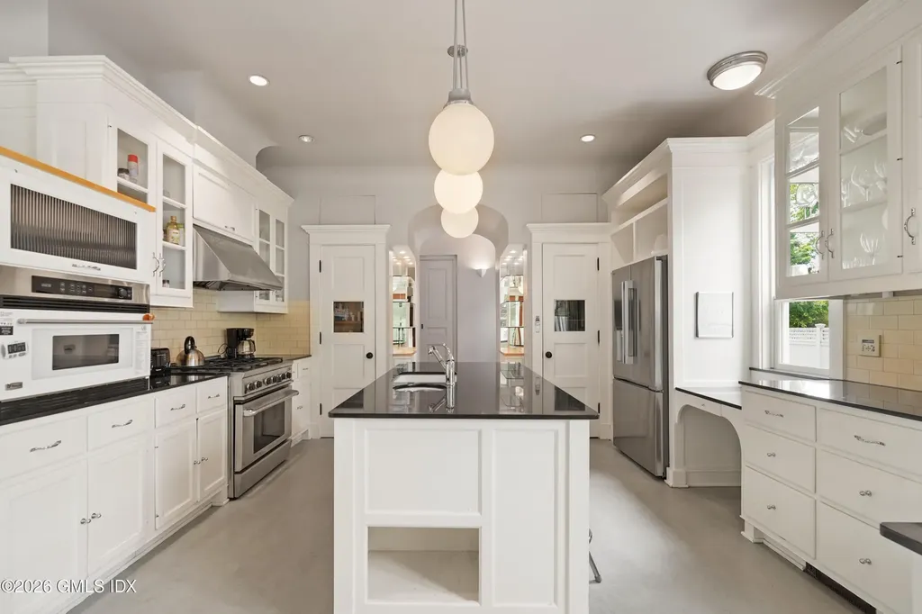 2 Wahneta Road Old Greenwich CT 06870