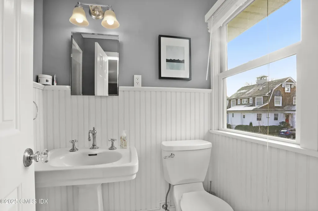 6 Meadowbank Road Old Greenwich CT 06870