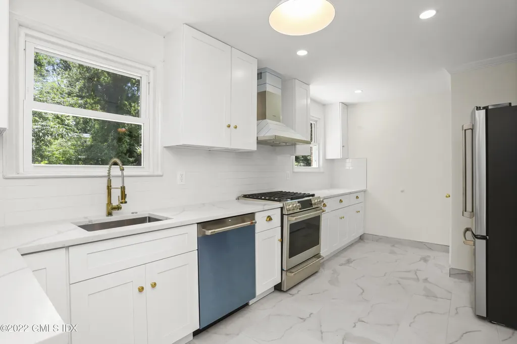 10 Macarthur Drive Old Greenwich CT 06870