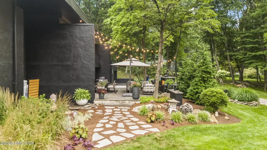 17 Pine Ridge Road Woodbridge CT 06525