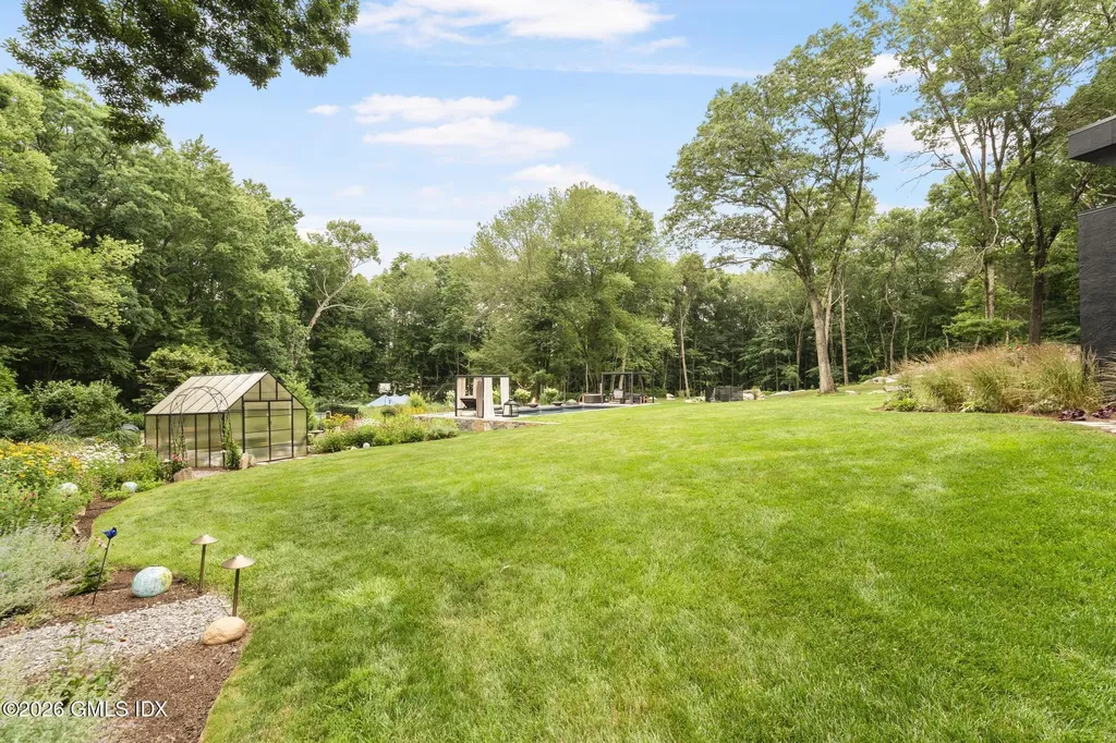 17 Pine Ridge Road Woodbridge CT 06525