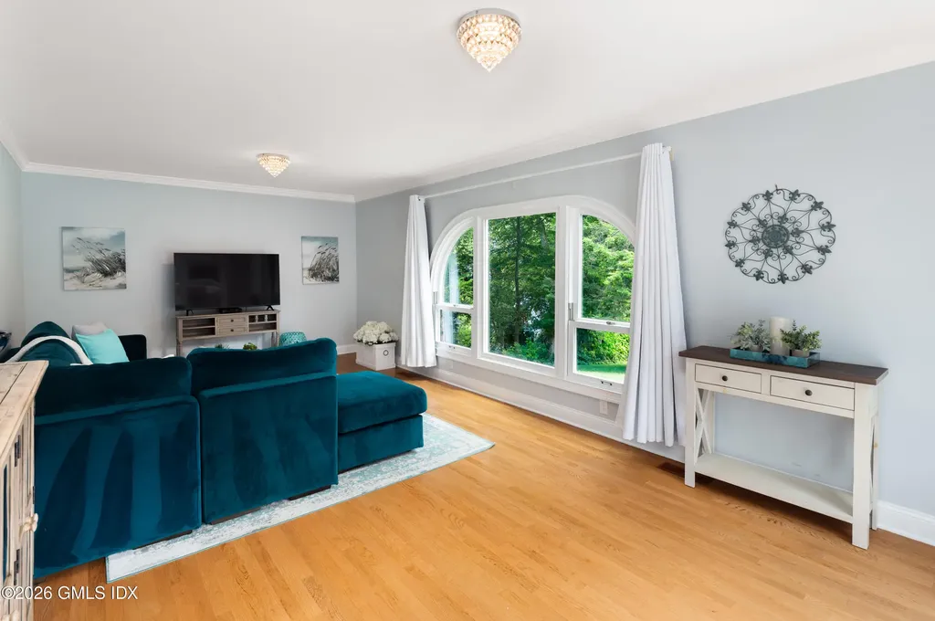 76 Comstock Hill Road New Canaan CT 06840