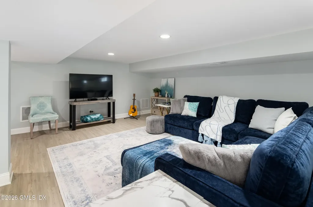 76 Comstock Hill Road New Canaan CT 06840