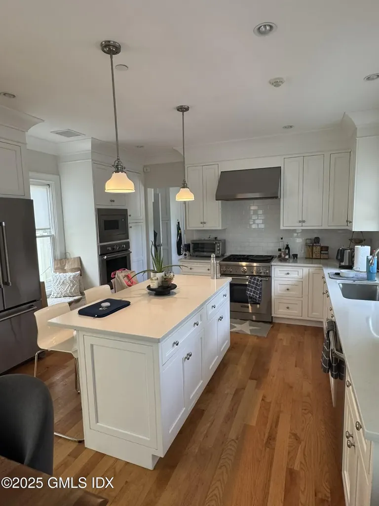 65 Sherwood Place Greenwich CT 06830