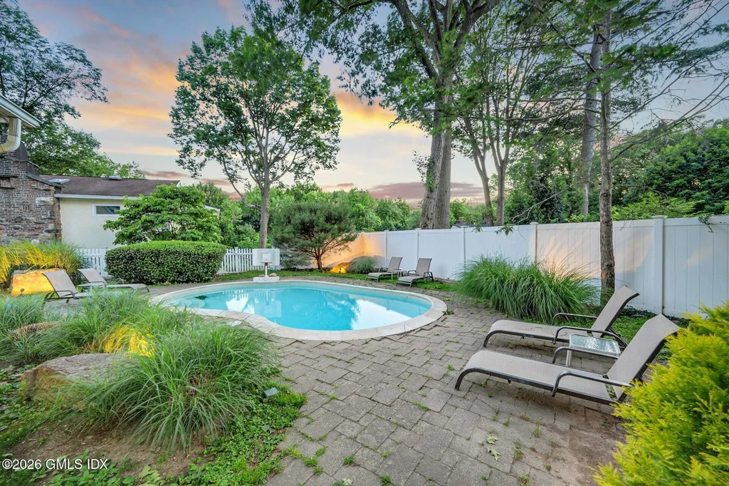 52 Center Drive Old Greenwich CT 06870