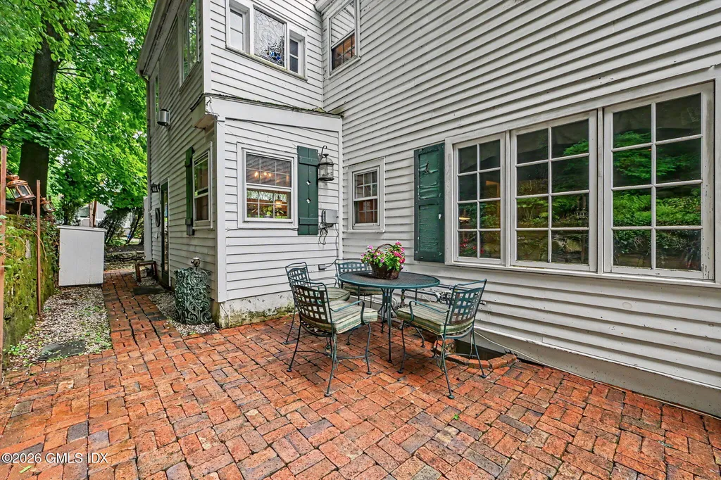 33 Center Drive Old Greenwich CT 06870