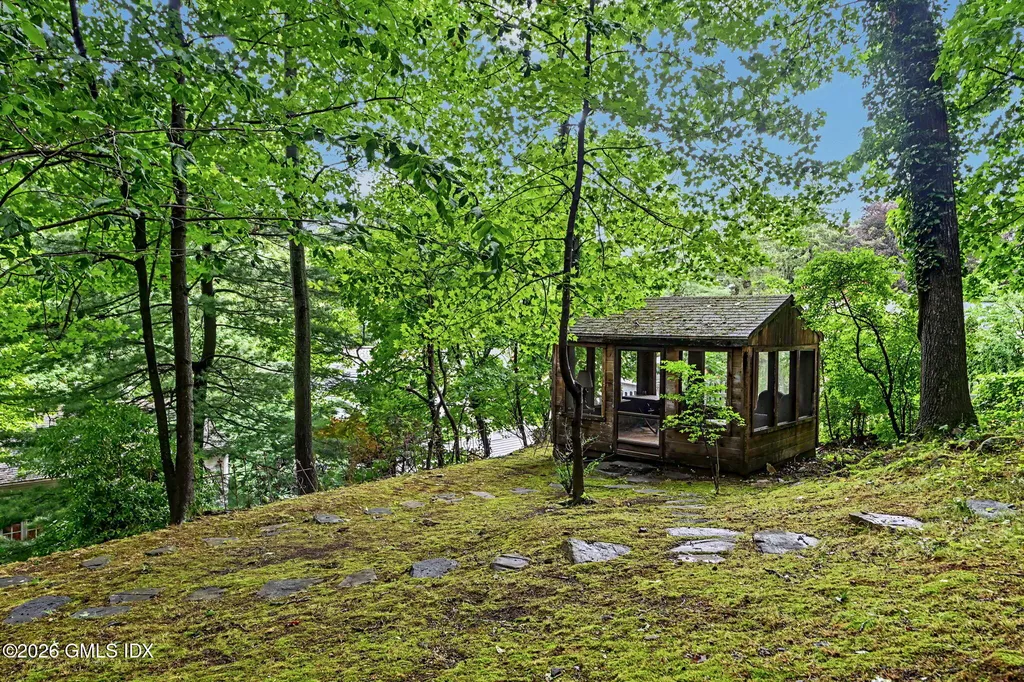 33 Center Drive Old Greenwich CT 06870