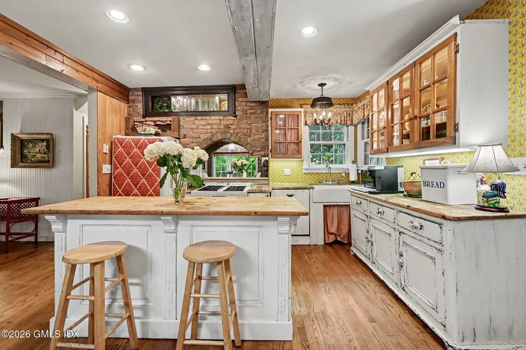 33 Center Drive Old Greenwich CT 06870