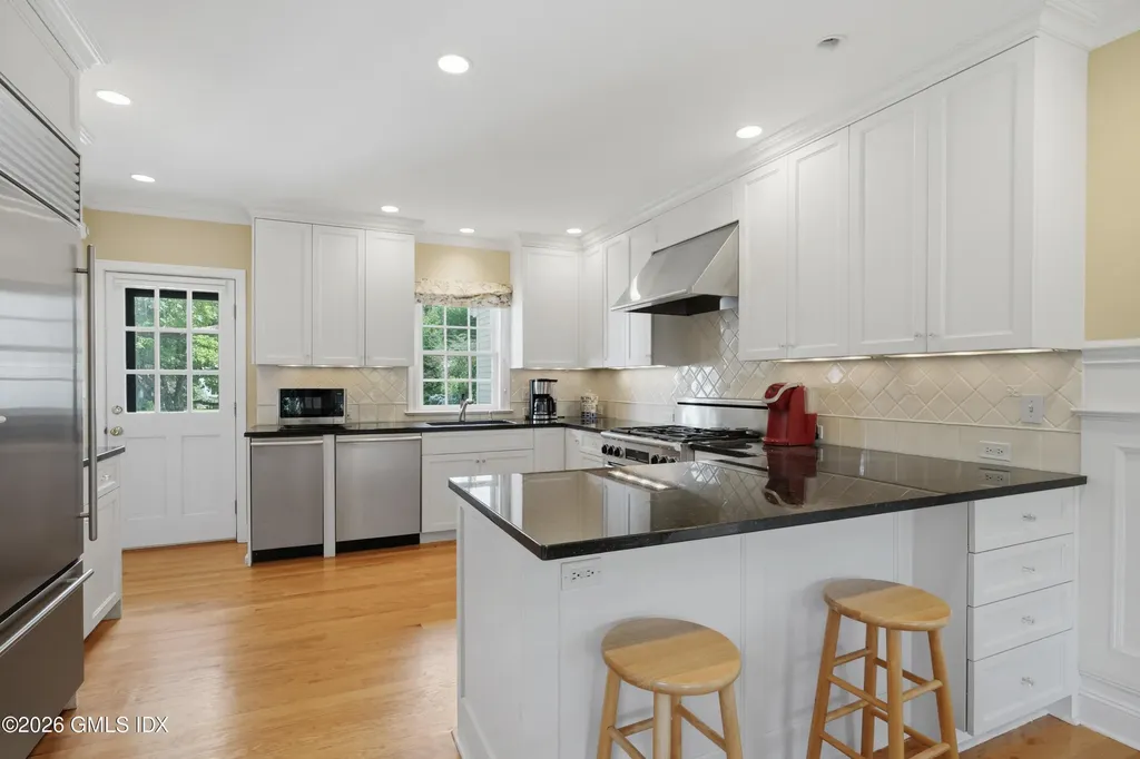 35 Owenoke Way Riverside CT 06878