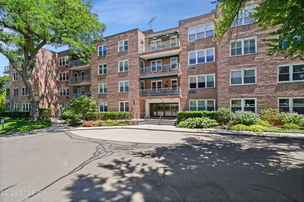 Greenwich CT, 1 Putnam Hill, Unit 1B