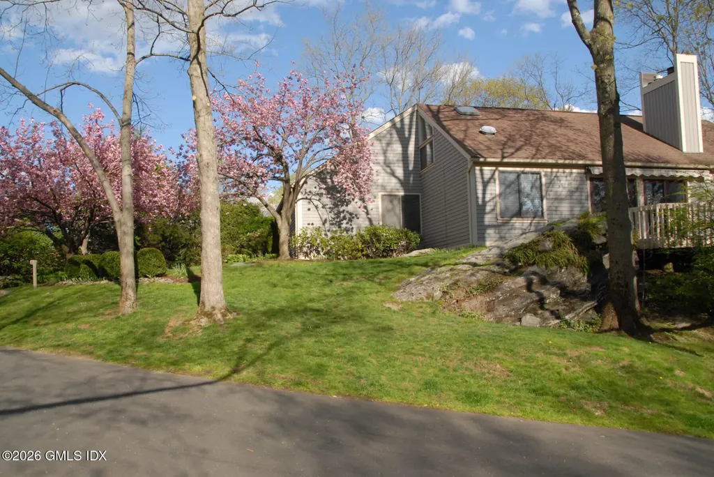 Greenwich CT, 302 W Lyon Farm Drive, Unit 302