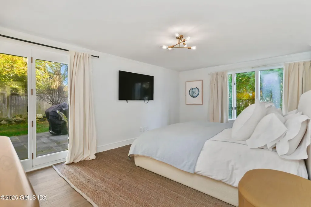 6 Meadowbank Road Old Greenwich CT 06870