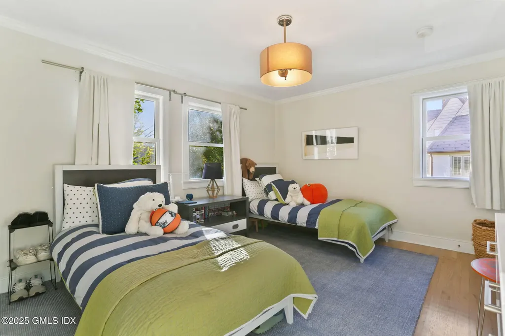 6 Meadowbank Road Old Greenwich CT 06870