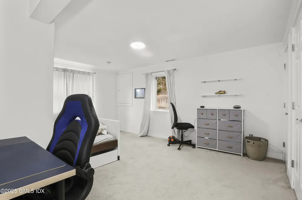 6 Meadowbank Road Old Greenwich CT 06870