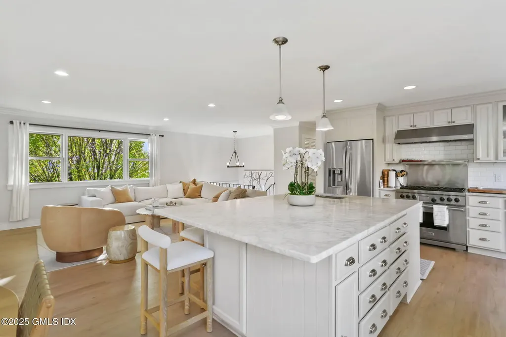 6 Meadowbank Road Old Greenwich CT 06870